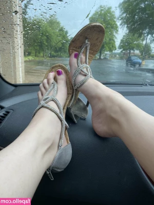 blissfulellie - 🥰...Am i wearing panties or not 😍?