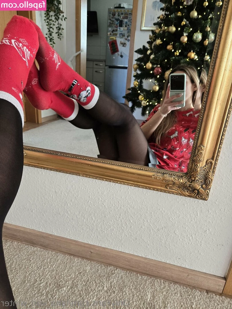 lana_von_winter [ lana-von-winter ] - Do you like gamer girls   feel free to tip if you do