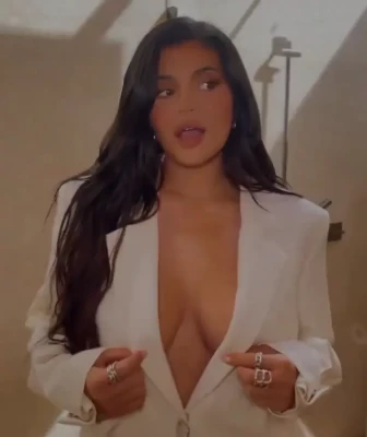 Kylie Jenner [ kylie-jenner-1 ] - Babeeeee....Check Your Dm's 🔥🔥 Promise You Wont Regret it 😜