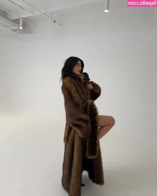 Kylie Jenner [ kylie-jenner-1 ] - Ich liebe meine Füsse am schönsten wenn sie rot lackiert sind