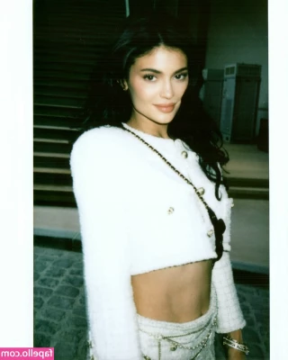 Kylie Jenner [ kylie-jenner-1 ] - In honor of you guys and my birthday I’ll keep the vids coming