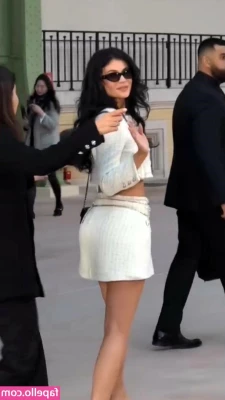 Kylie Jenner [ kylie-jenner-1 ] - Vieni  mettiti sul lavandino  apri le gambe  arriva la mia