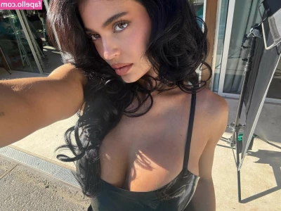 Kylie Jenner [ kylie-jenner-1 ] - Wish you could cum to bed with me?😉