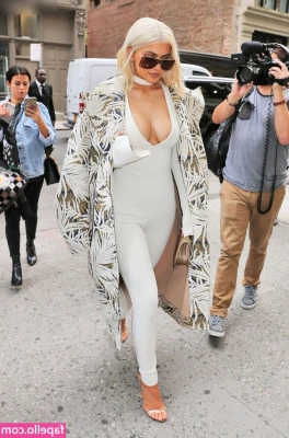 Kylie Jenner [ kylie-jenner-1 ] - Bare booty shake 😜