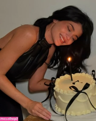 Kylie Jenner [ kylie-jenner-1 ] - 7.15.20 - Sensual Fondling & Foreplay Ends with 69 and a Deep