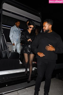 Kylie Jenner [ kylie-jenner-1 ] - Good morning... want to see some bootie?!?!? Any love sent my way