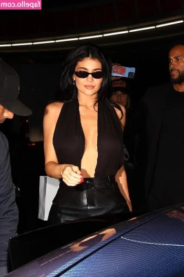 Kylie Jenner [ kylie-jenner-1 ] - Hey!!! There’s a letter 4 u — downstairs on the table.