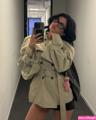 Kylie Jenner [ kylie-jenner-1 ] - Looking to make some new friends  anyone have a wish   Genie   is in