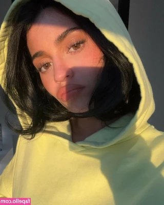 Kylie Jenner [ kylie-jenner-1 ] - Cheers to the freaking weekend 🍻