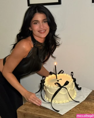 Kylie Jenner [ kylie-jenner-1 ] - Come clean my sweaty pussy