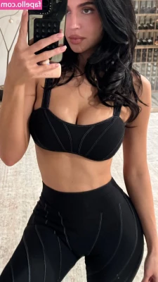 Kylie Jenner [ kylie-jenner-1 ] - Tip to see my big titties