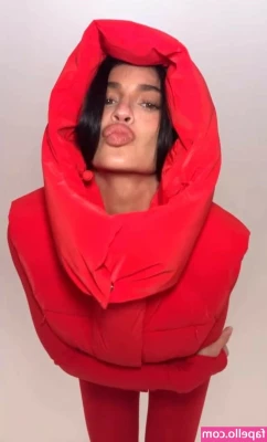 Kylie Jenner [ kylie-jenner-1 ] - Here s a bit of a dump of pics all boobs if you enjoy seeing mine