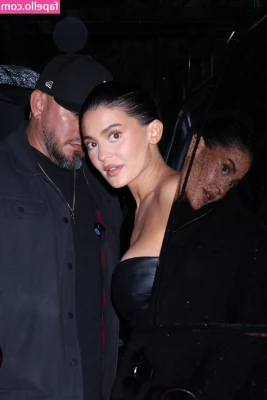 Kylie Jenner [ kylie-jenner-1 ] - My butt looks so cute  just sayin
