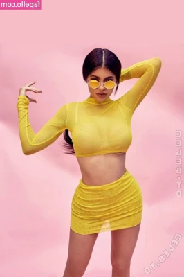 Kylie Jenner [ kylie-jenner-1 ] - You like when I spread it wide open for you