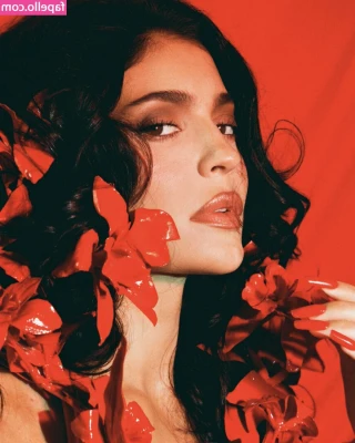 Kylie Jenner [ kylie-jenner-1 ] - Do you think I would be the most beautiful at a costume
