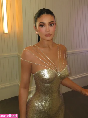 Kylie Jenner [ kylie-jenner-1 ] - How’s that booty lookin? 😉   🔈 Ps. Just wanted to let u guys