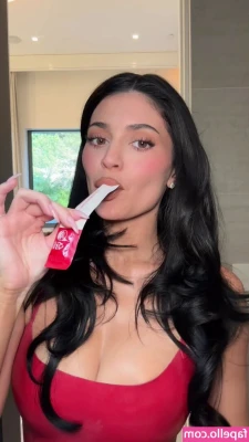 Kylie Jenner [ kylie-jenner-1 ] - Feliz viernes disfrutemos 😍😍