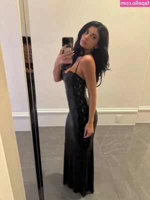 Kylie Jenner [ kylie-jenner-1 ] - would you let me squirt on your face? 🤭