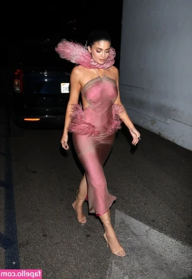 Kylie Jenner [ kylie-jenner-1 ] - Tell me an embarrassing memory you have in the bedroom😅 I wanna