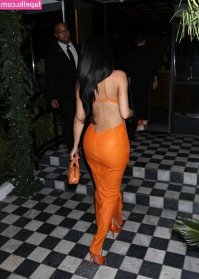 Kylie Jenner [ kylie-jenner-1 ] - My boobs be looking 🤌 popping out of this dress.