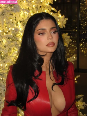 Kylie Jenner [ kylie-jenner-1 ] - прийшла на плановий огляд гінеколога.