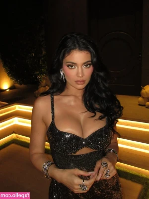 Kylie Jenner [ kylie-jenner-1 ] - Give me your cum, daddy 🥵