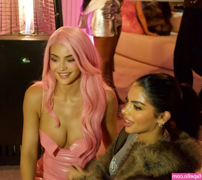 Kylie Jenner [ kylie-jenner-1 ] - Tighties adjusting feels so horny 😍