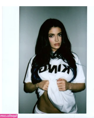 Kylie Jenner [ kylie-jenner-1 ] - Oops. Made you relapse. 💋