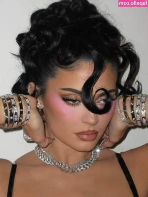 Kylie Jenner [ kylie-jenner-1 ] - Me refrescando gostoso 💦💦