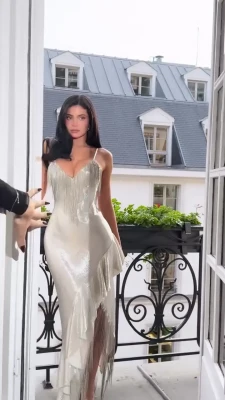 Kylie Jenner [ kylie-jenner-1 ] - Sending out last years Valentines Day solo to start off February! Go