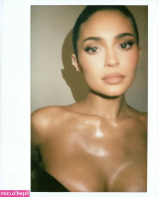 Kylie Jenner [ kylie-jenner-1 ] - what a sunny and great day🧡