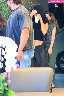 Kylie Jenner [ kylie-jenner-1 ] - Do i look childless milf enough in these? lol
