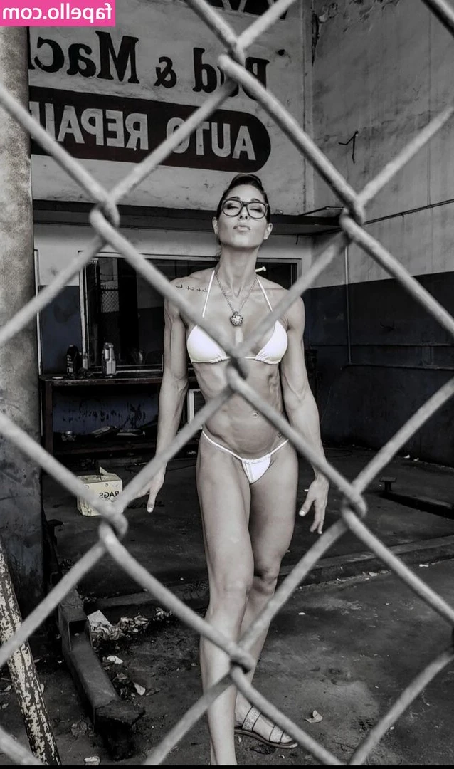Laura Marie Masse [ laura-marie-masse ] - Getting wet...💦 ready for you, wanna join me? 😏