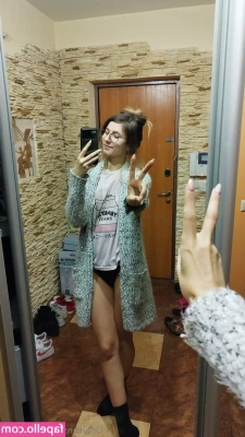 naomite - Would love to have someone come grasp my thighs as they take my cock