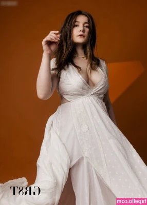 Emma Kenney [ emma-kenney ] - This holiday got me feeling curvy ❤️‍🔥