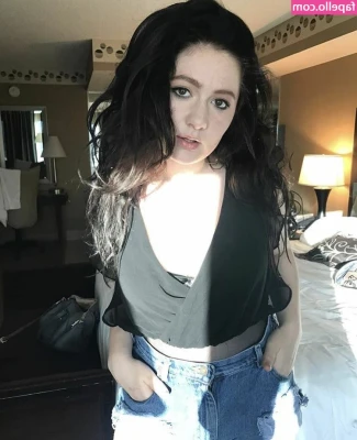 Emma Kenney [ emma-kenney ] - I need my ass rubbed and ate 🤤
