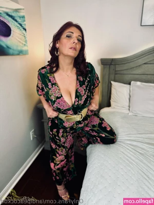 andipeacockdd [ andipeacockdd-1 ] - Which one is your favorite: my collar bone, the freckles on my