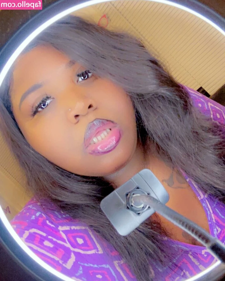 Badgirlbenaa - Playing with my pussy tonight what toy should I use next