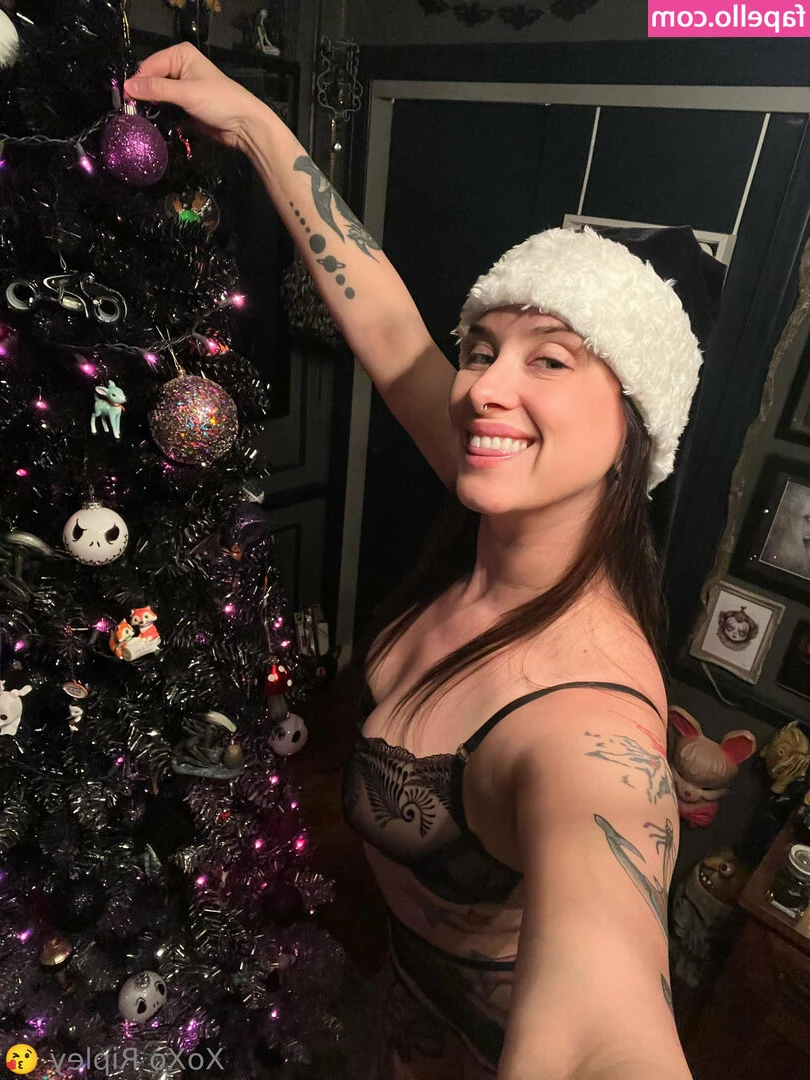 ripley1111 - Do you like watching me fuck my little hole daddy