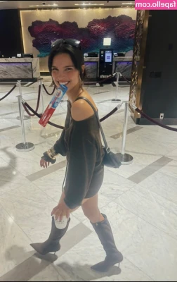 Inde Navarrette [ inde-navarrette ] - A maiden a day keep the docter away they said 🤪