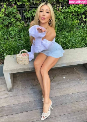 Chelsea Elizabeth [ chelsea-elizabeth ] - I wake up naked and you accompany me to choose my clothes for today 