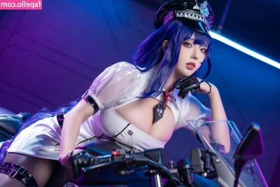 Takomayuyi - Alotta thighs for grabbin'
