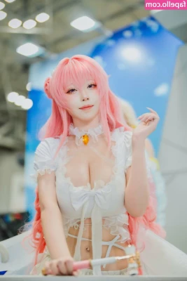 Takomayuyi - I think I make a really cute babysitter, don't you?