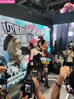 Takomayuyi - A little behind the scenes of posing during a photo shoot.