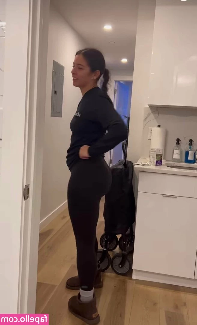Maleni Cruz [ maleni-cruz ] - You wana fuk these titties daddy