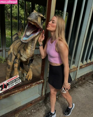 iJustine - Can you say curves  Lol
