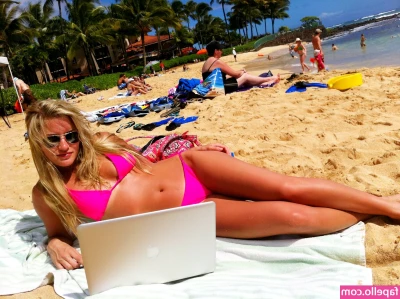 iJustine - Menudas corridas estoy echando estos días  Me dan ganas de subir un