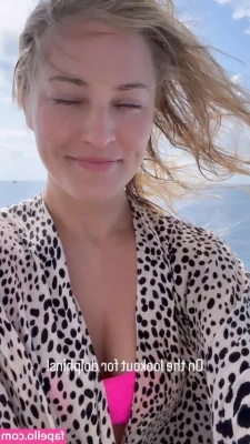 iJustine - Do you like how my body moves  How thicc I am