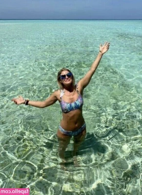 iJustine - Go like 100+ of my posts and then DM me for your reward <3