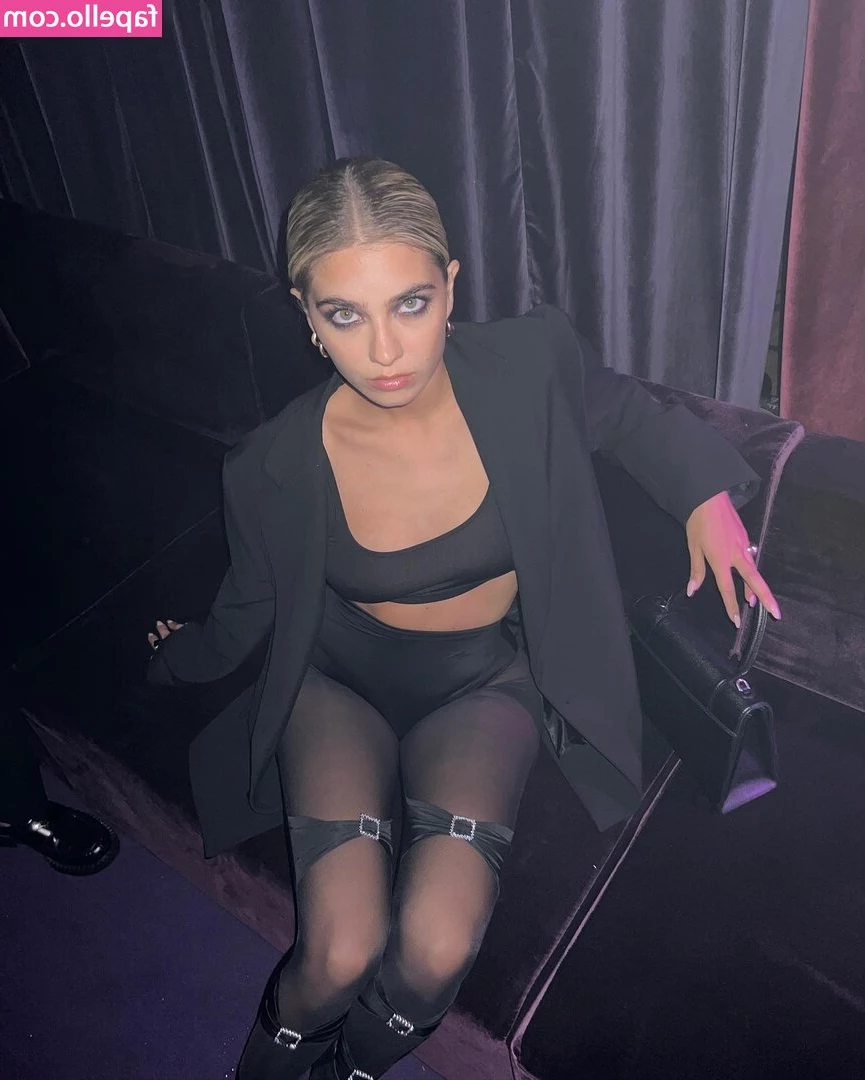 Alessia Lanza [ alessia-lanza ] - Do you have a desk I could crawl under